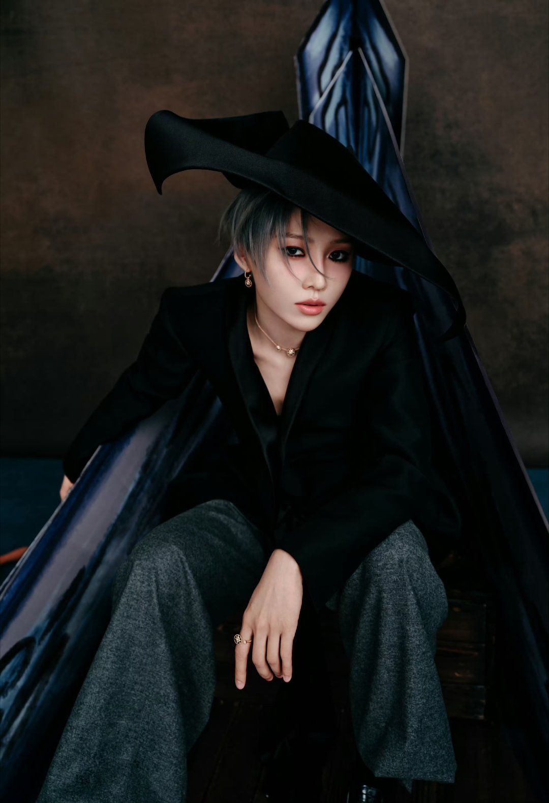 刘雨昕亮相微博之夜预热活动，身穿 Dior by Jonathan Anders