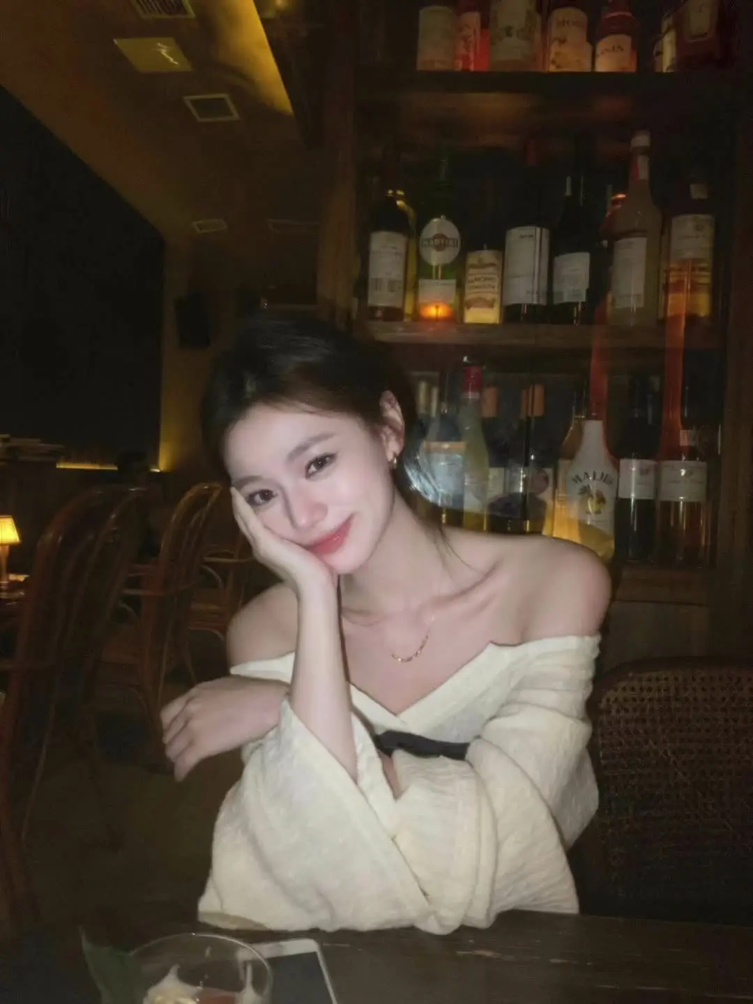 时至今日 我依然认为爱上一个人 就不该对其他人感兴趣如果有 那就是不爱