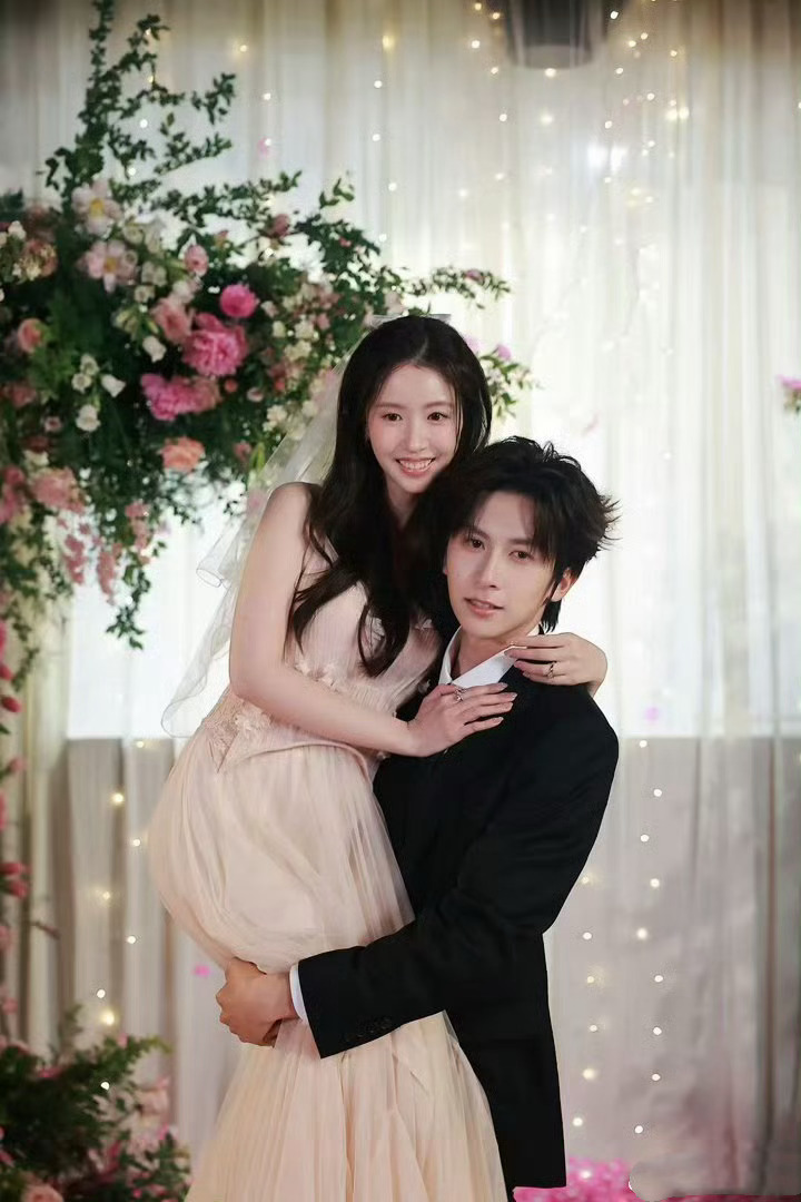 侯卓成杨汝晴推迟订婚了侯卓成杨汝晴推迟订婚了侯卓成直播回应与杨汝晴的感情状况：没