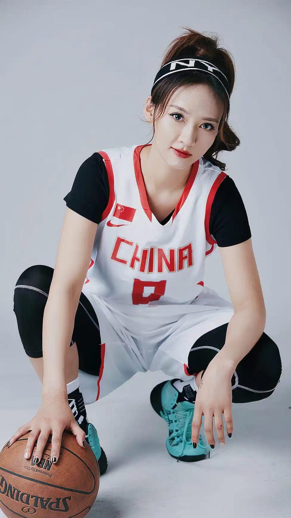 石一童，1989年生于吉林，身高184cm，司职前锋，前WCBA浙江稠州银行女篮