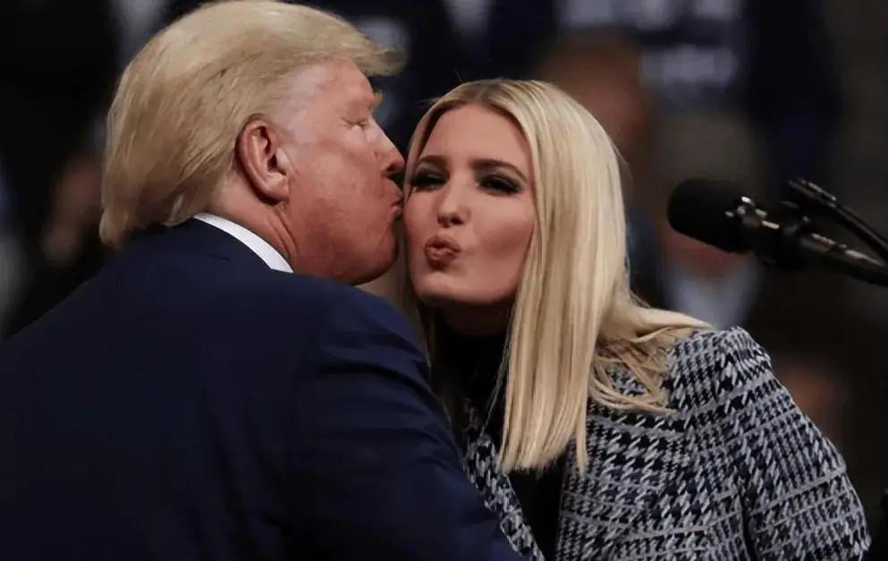 也不怪美媒拿“特朗普父女”大做文章！俗话说“女大避嫌”，特朗普挺大个人也不分场合