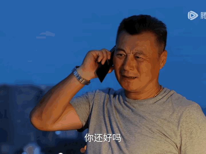 《淬火年代》钱宏英担心的整宿整宿睡不着的时候接到了来自柳石堂的电话，柳石堂问她最