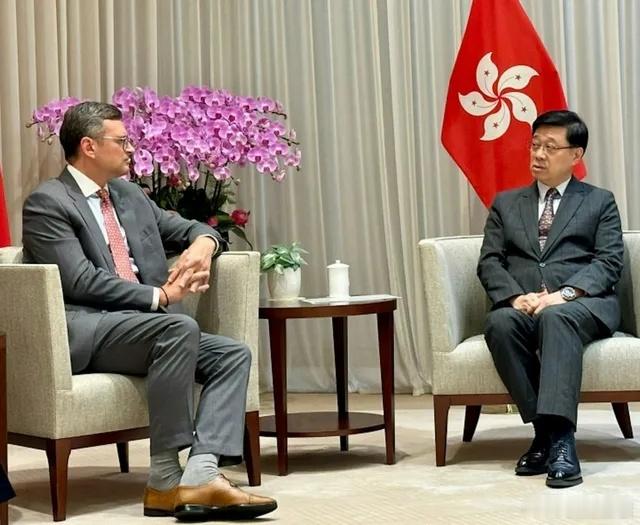 乌克兰刚有求和迹象，西方突然发现，百万俄军盯上整个欧洲？乌克兰外长访华、泽连斯基