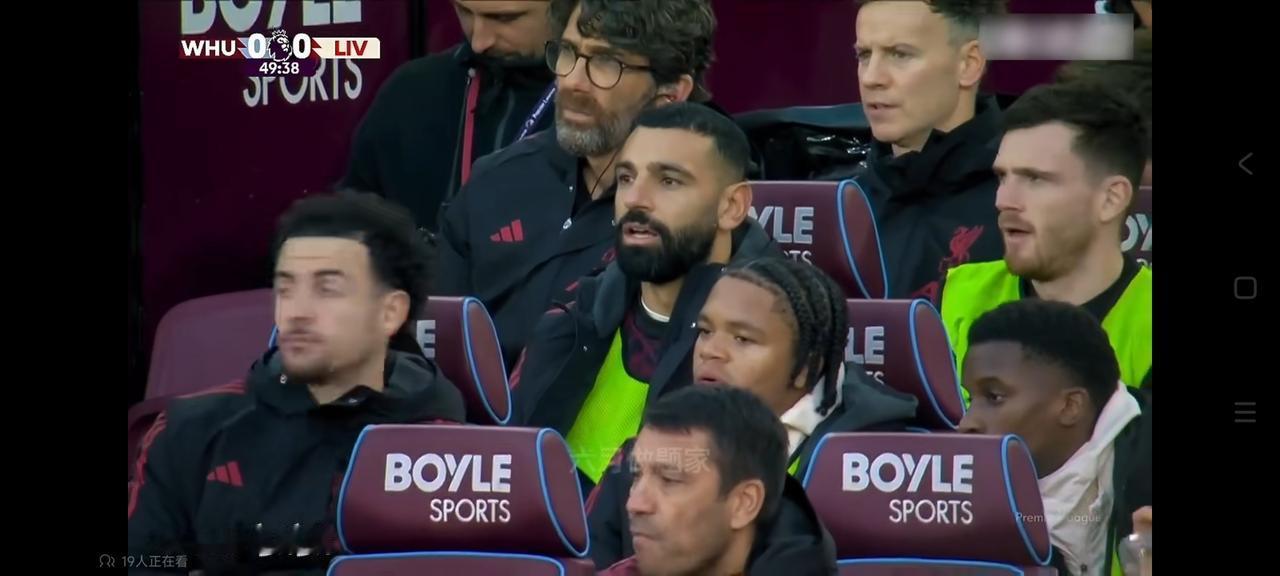 看回放这个镜头，萨拉赫很希望利物浦进球的！所以不要再黑他了，他心理也着急。

旁