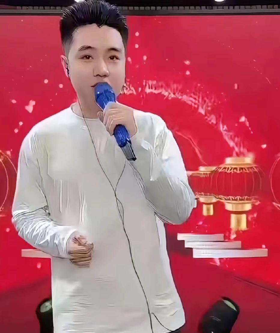 小二这发型终于变了，他没有继承父，母唱戏的基因。怎么改变造型也白扯，他是一个读书