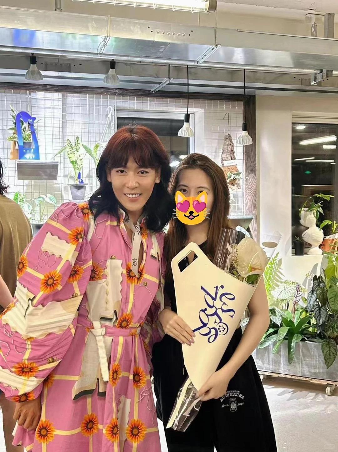 哈哈哈网友23年偶遇姜思达和现在的姜思达同穿一条裙子对比，原来在几年前就活成了奶