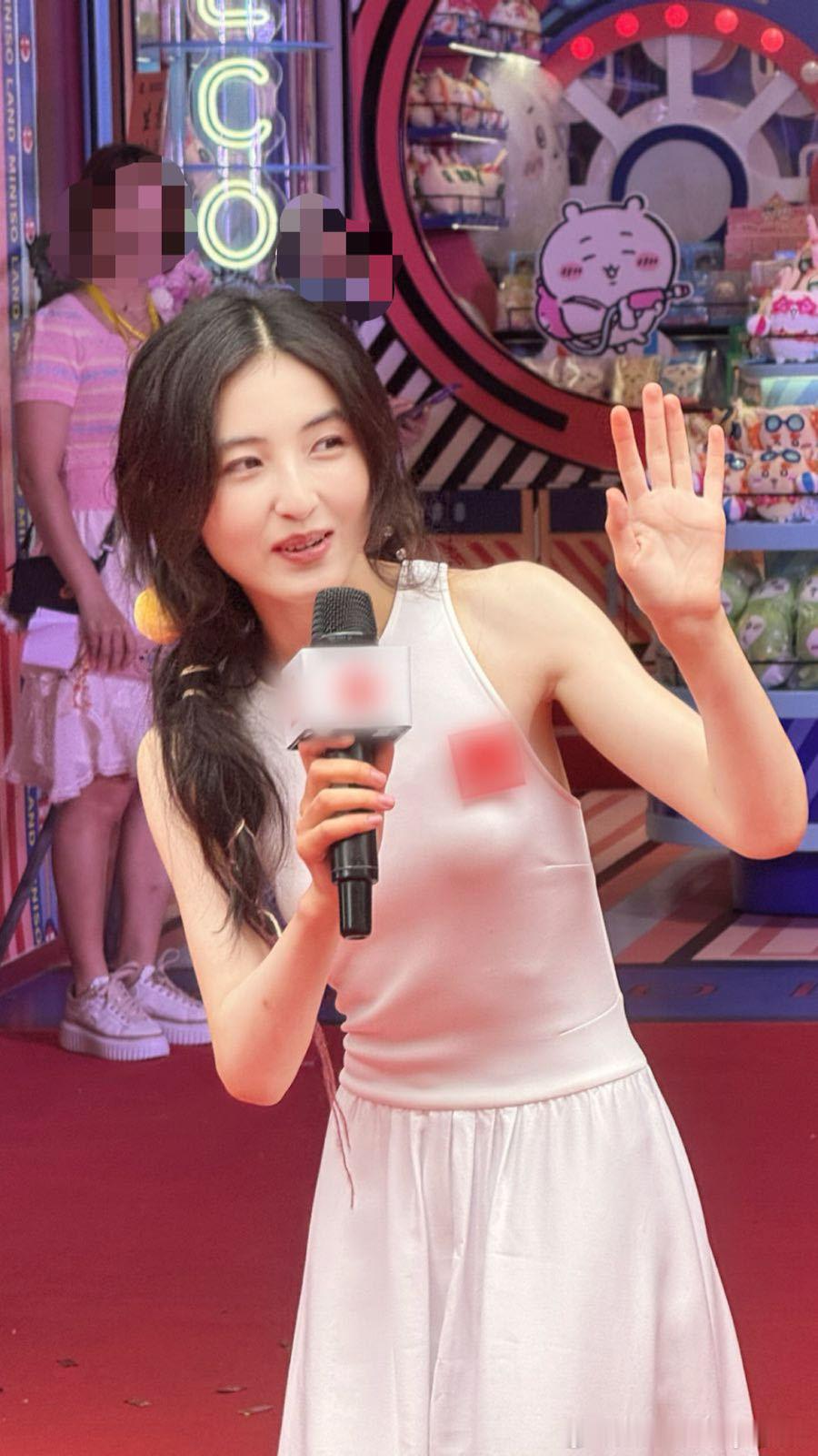 张子枫说广东凉茶可以代替冰美式妹妹真的是越发的好看了呢，说的话也这么的接地气，希