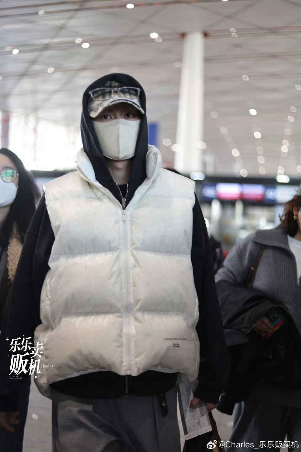 胡先煦秒删博救命，满脑子都是腾哥那句锐评：“小胡啊，又笨又要面”小胡藏发色那一下