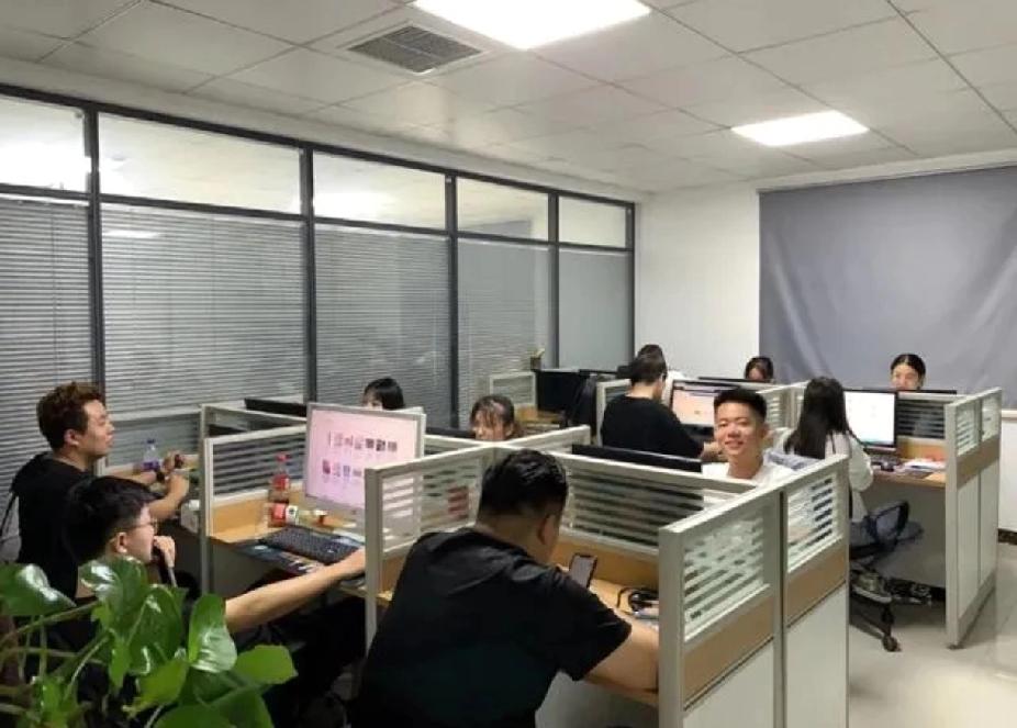 假期自驾游，我正盯着导航避开前方的拥堵，手机突然震个不停。看了一眼来电显示，是总