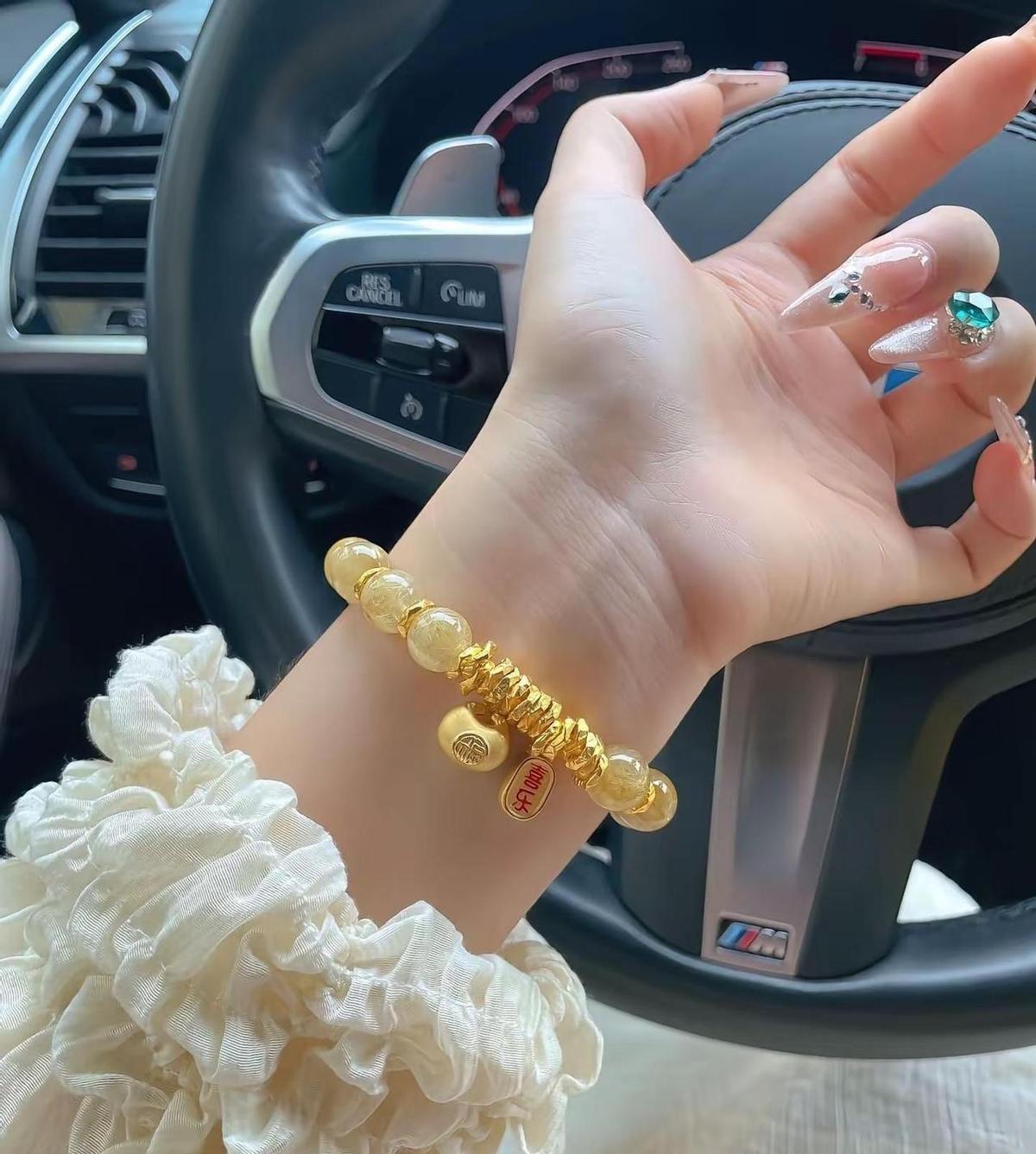 黄金配水晶，不靠开光，靠实打实的戴得住。
黄水晶不烫手，真货就是凉得稳，假货一摸