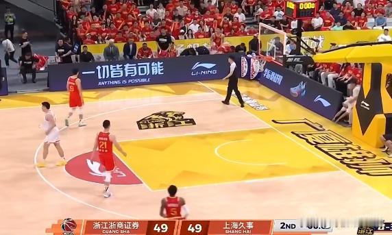 上海男篮球迷客场高喊“黑哨”，塔克两罚全丢！李弘权回头就是一记三分

总决赛G4