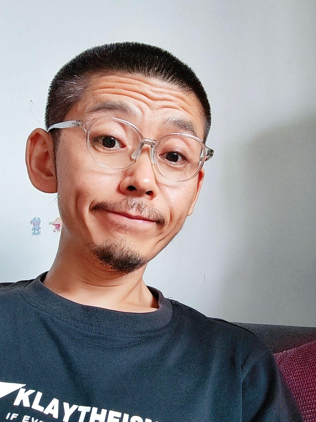 近来屡屡看到，中年老登集体叛逆染黄毛，而我却心如止水，毅然决然剃了圆寸！
总是有