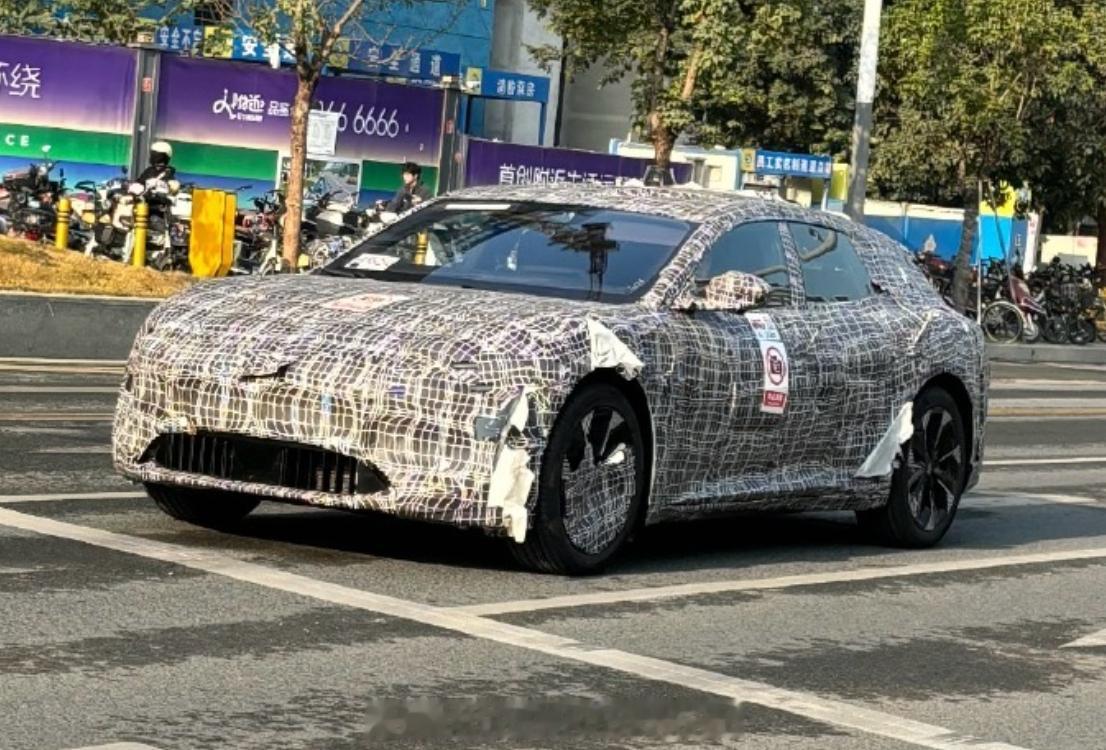 全新阿维塔06旅行车的伪装谍照图曝光感觉现在车企都挺流行出旅行车的阿维塔的内饰设