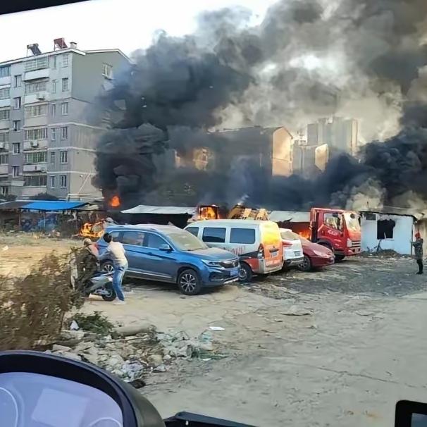 事发时，伸缩篷瞬间燃起大火，火势借着风势迅速蔓延，旁边停着的几辆车很快被卷入火海