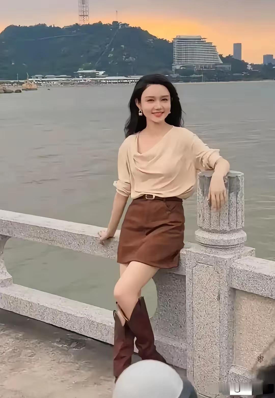 【据央视网消息，昨天央视美女主播人龙洋来到广东珠海，与歌手沙宝亮参加央视文化节目
