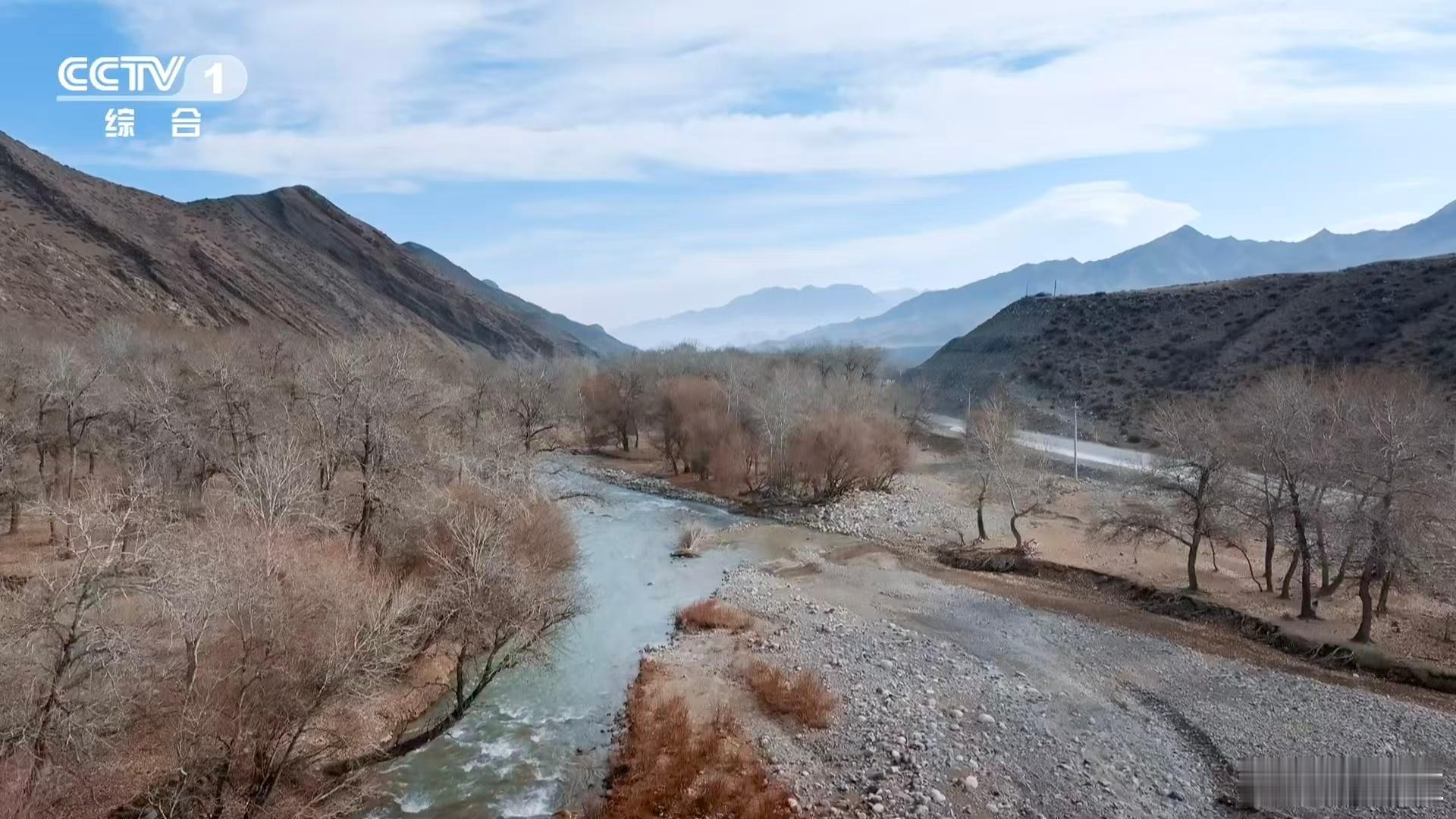 新疆石头成了做羊肉神器三餐四季 石头焖肉，新疆人的吃商绝了！鹅卵石高温锁鲜，羊肉
