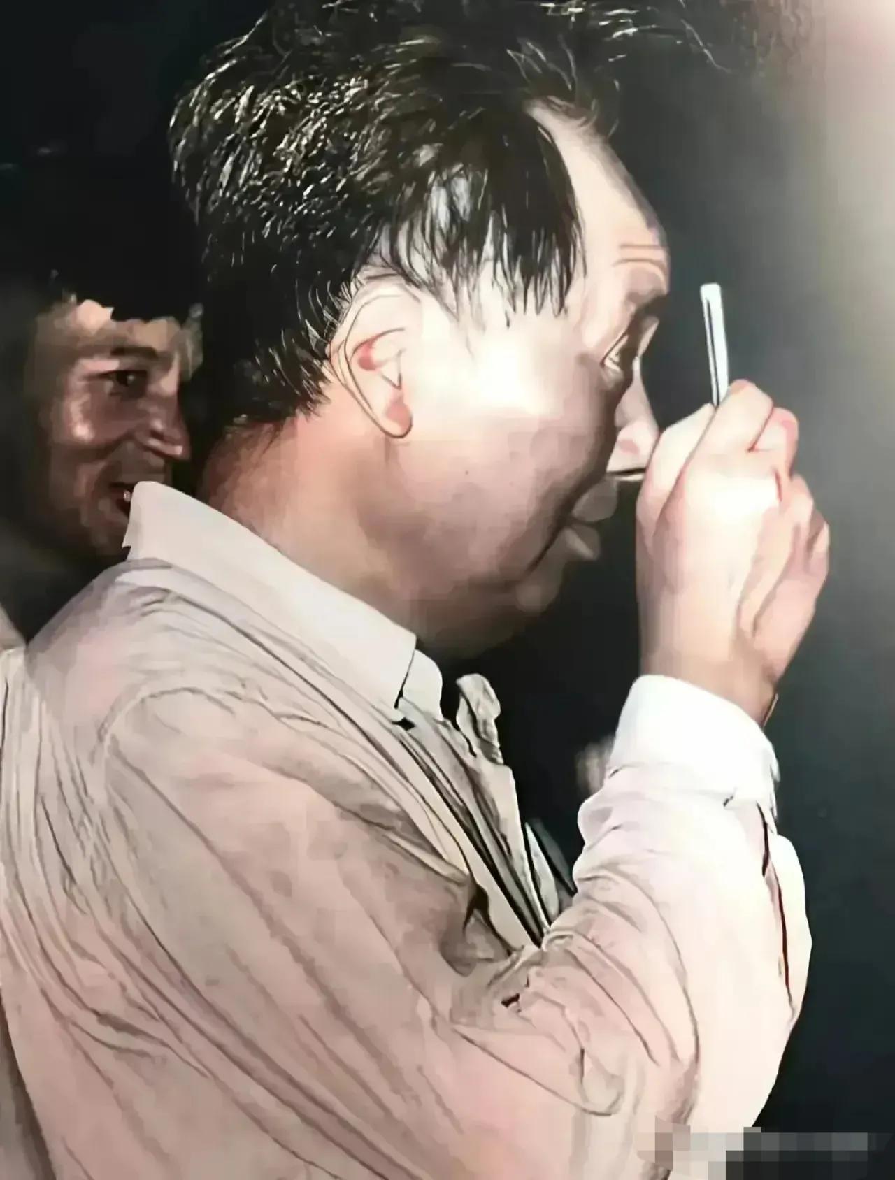 有一张特别的老照片，记录了毛主席在视察现场时的一幕，这幅画面因其与众不同的视角而