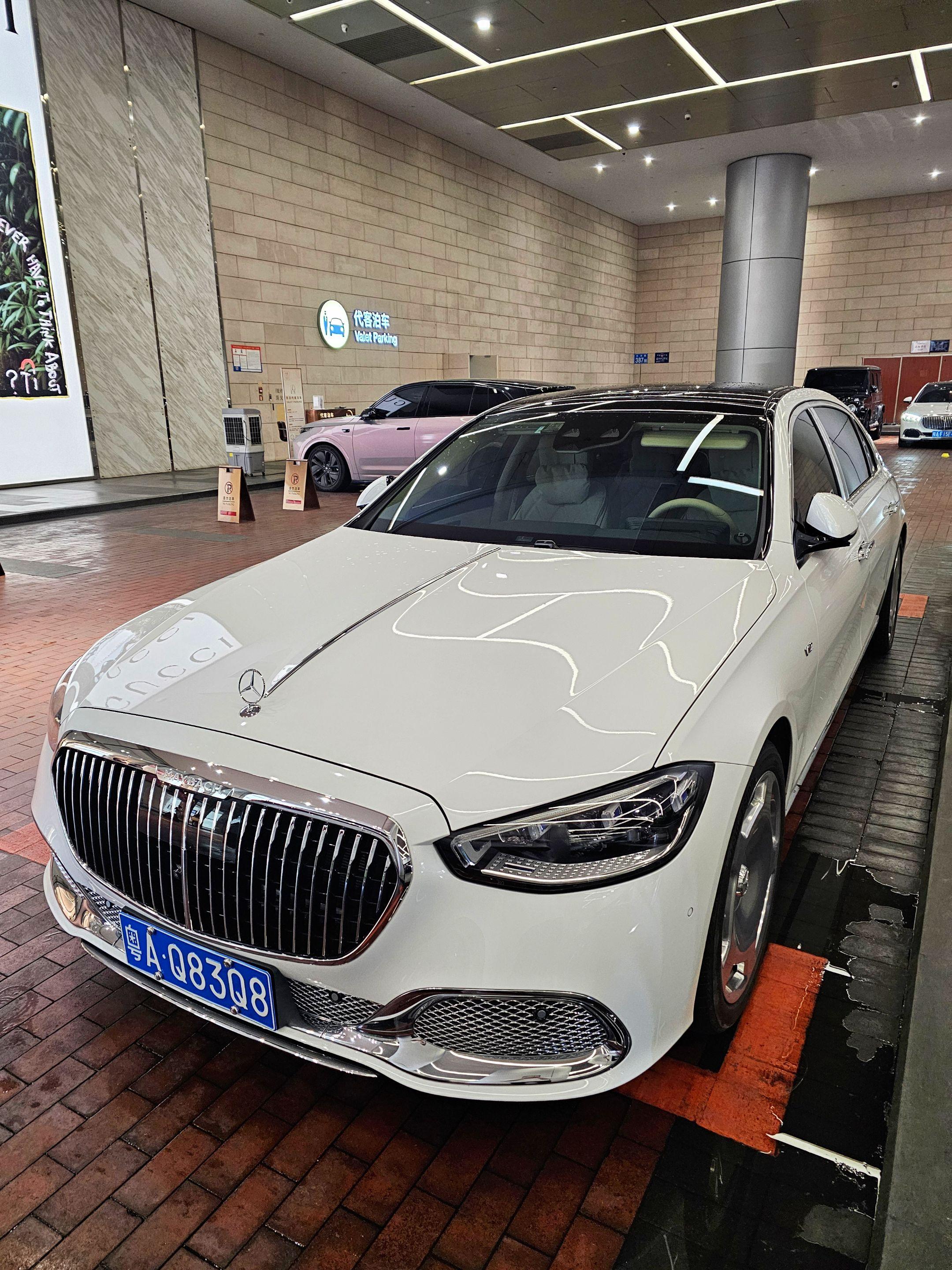 迈巴赫和自卑不会同时拥有，跑出尼泊龙根的从来不是迈巴赫，而是开迈巴赫的你