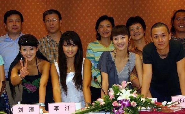 19年前的刘涛，远不如旁边那两位美女。
但今天的刘涛，却成为人妻的代言人，红得发