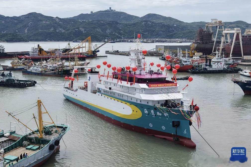 5月5日，中国🇨🇳首艘民资建造科考船“海鹰加科”号在浙江温岭市建成下水。(来