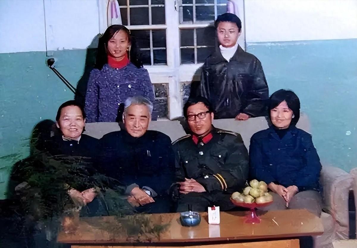 黄维被囚禁二十七年，妻子苦等他回家，也是二十七年，团聚一年后妻子为何选择自杀？