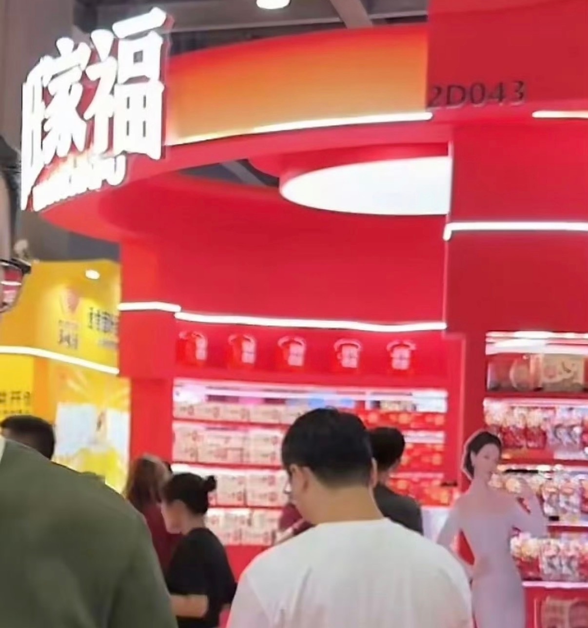 [哈哈]哈哈哈大馋丫头们 杨紫新的代言官宣了 我们有口福咯[舔屏] ​​​