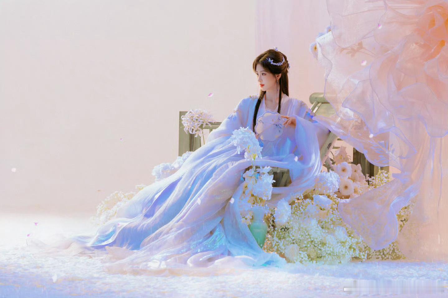 鞠婧祎 素衣绣蓝很像壁纸鞠婧祎 素衣绣蓝