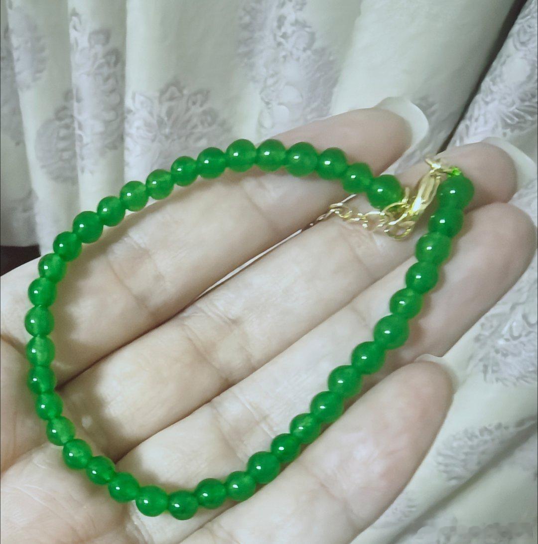 收了一条绿色的小米珠手链，今年很流行小米珠。 