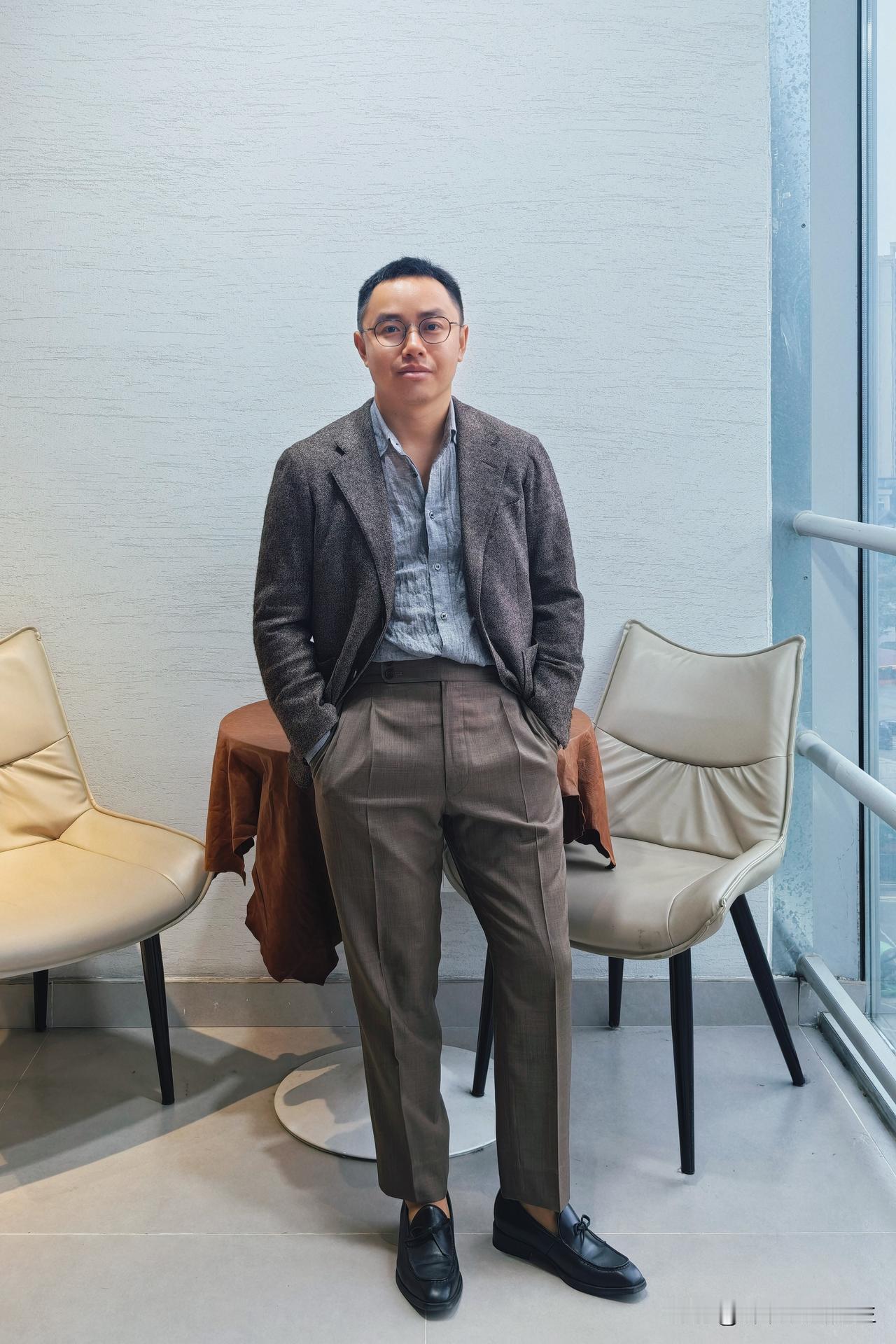 身高157的博主的每日穿搭分享:混色针织羊毛意式休闲单西内搭灰色亚麻衬衫下搭浅棕