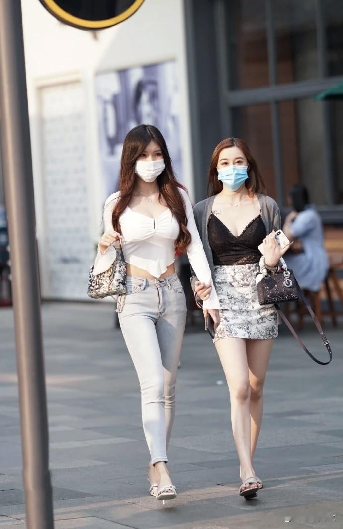 一起出街，时尚又安全！😊👭💕什么样的女性最美 有哪些让人怦然心动的照片 分