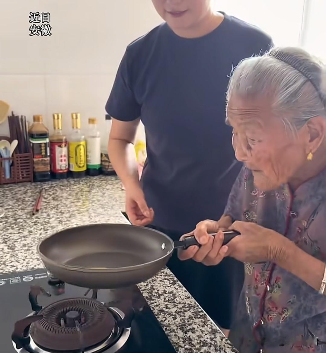 谁能想到103岁的安徽百岁厨神奶奶，现场传授独门颠锅煎蛋绝技，正认认真真指导孙女
