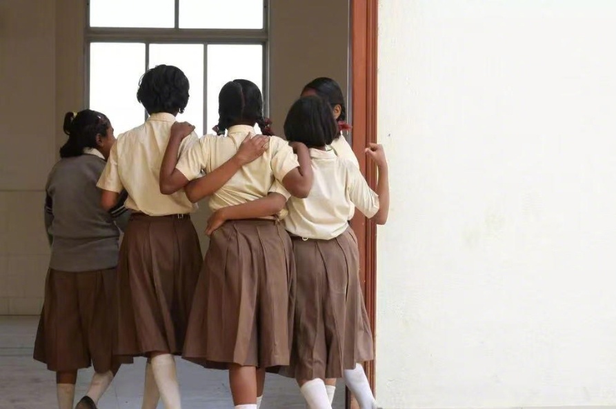 【因上学迟到，印度12岁女生遭罚背书包做百个仰卧起坐后身亡，涉事学校被曝无证办学