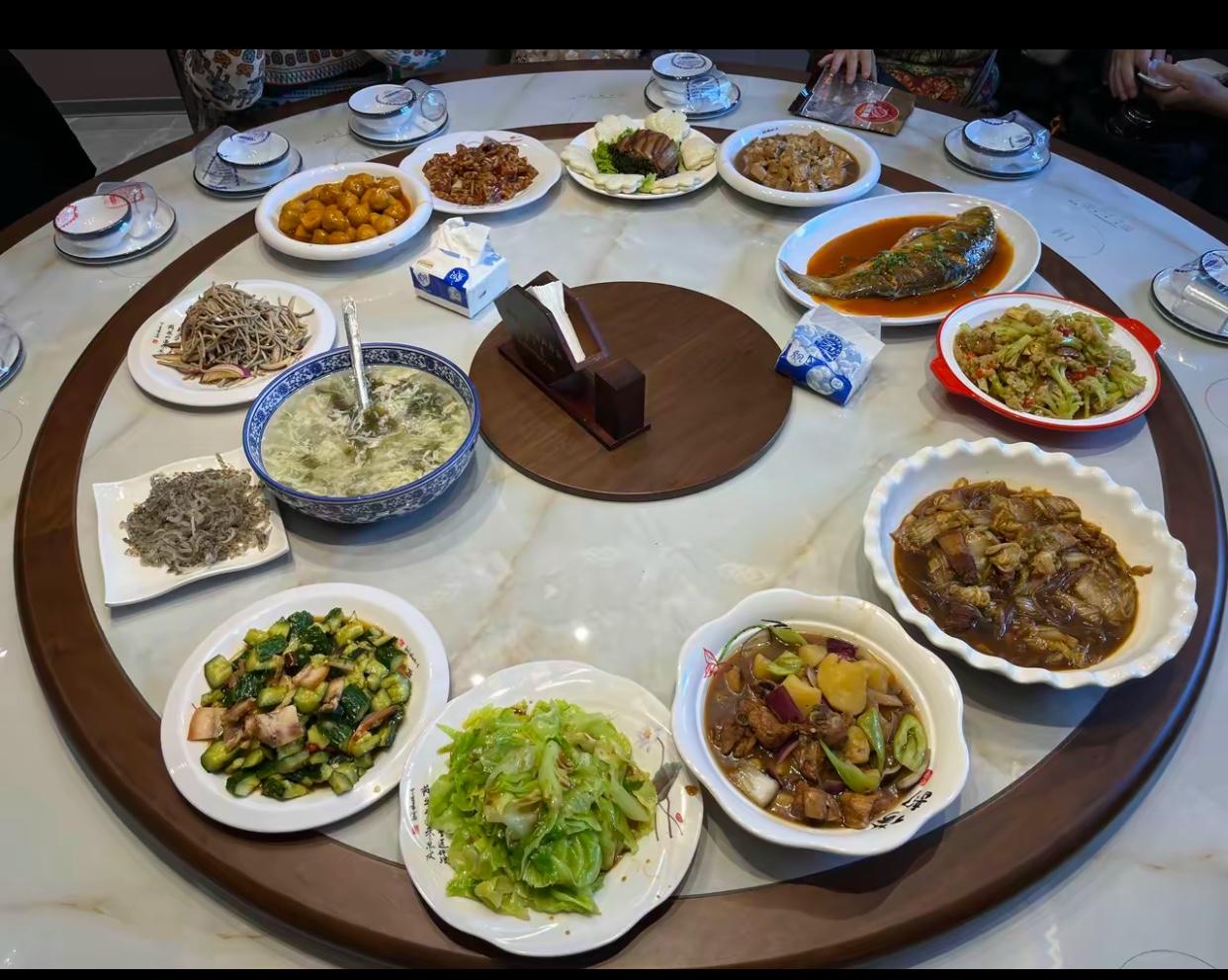 又到了年底了，保险公司、旅行社、养老机构举办的“答谢”活动，一个接一个，有的是实