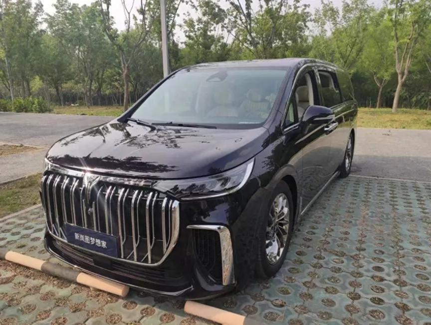 想买别克GL8先别着急！这台MPV尺寸更大，还带魔毯悬架，了解一下？

提到后排