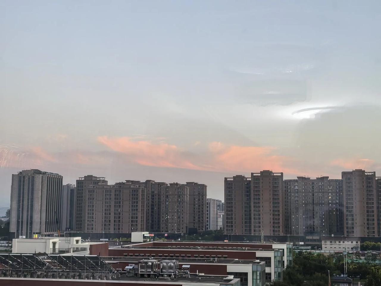 分享一张最近随手拍的照片晚霞满天