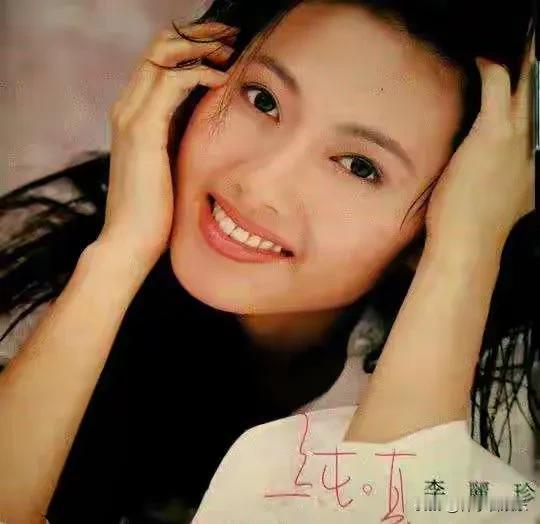 当59岁的李丽珍以一头乌黑长直发、精致妆容出现在短视频中时，镜头前的她歪头微笑，