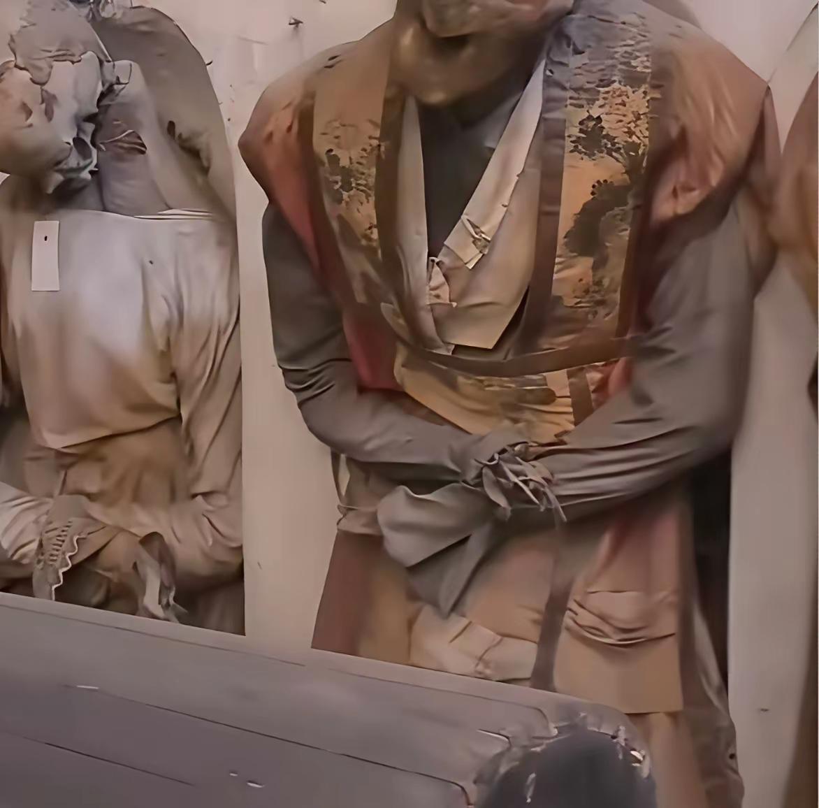巴黎修道院地下给游客参观的古代尸骨穿的衣服是由丝绸制成。
从这些丝绸的做工，工艺