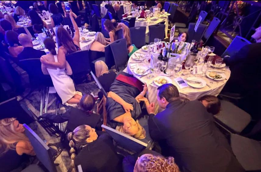 2026年4月25日晚 8:30至8：35 左右，美国总统特朗普在白宫记者协会晚