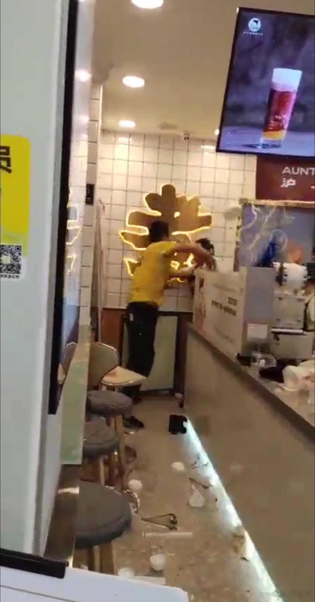 立秋第一杯奶茶的受害者出现了最近奶茶又爆单，奶茶店店员工作量大幅增加，配合过程中