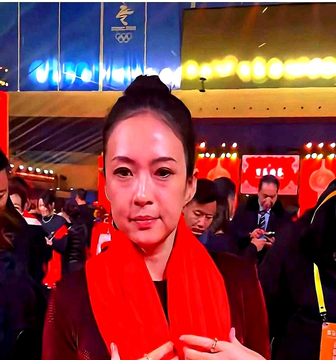 章子怡离婚两年半的状态，比她刚拿第八座影后奖杯时还惹眼。
以前在婚姻里她全程紧