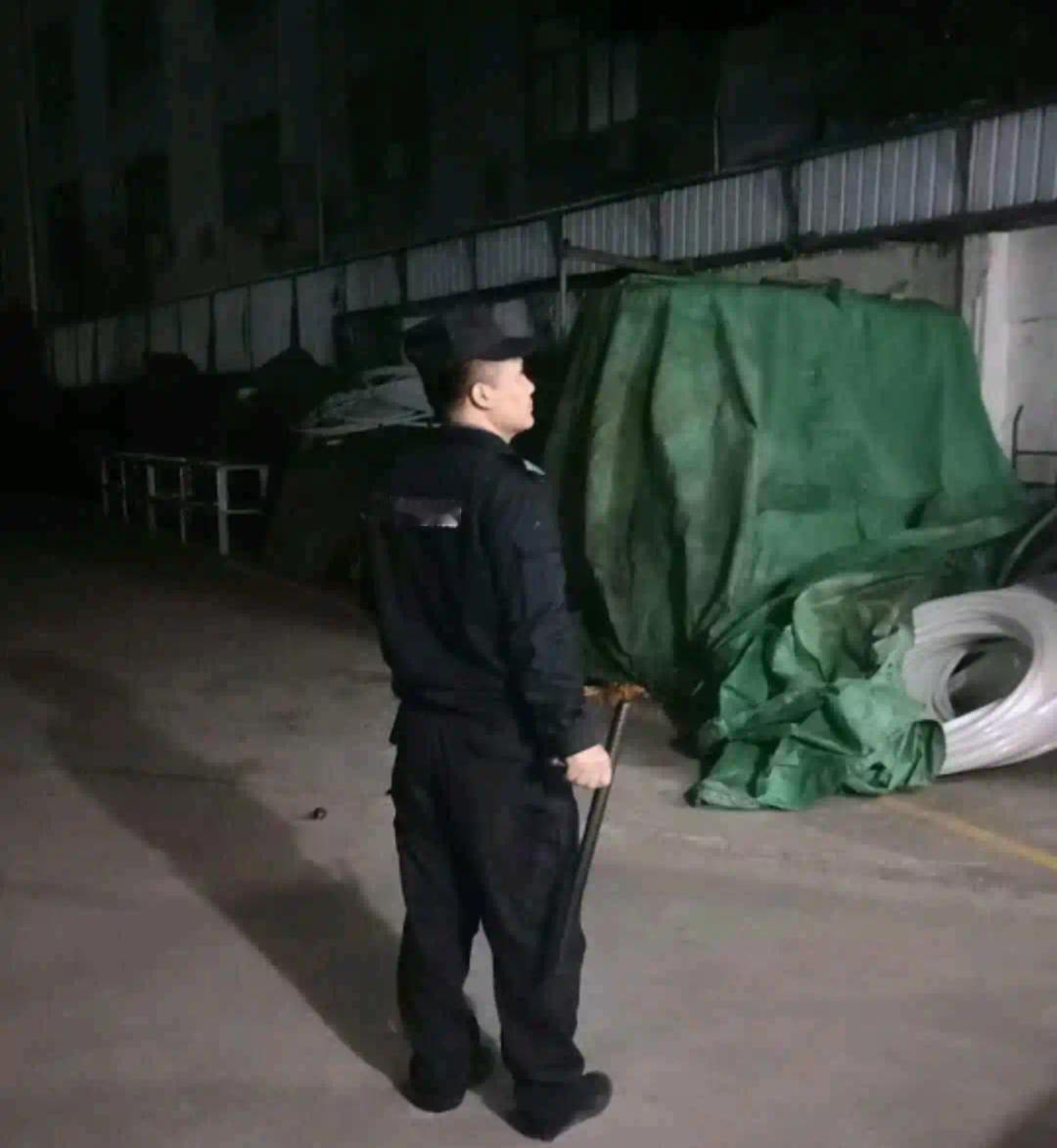 当保安一定要记住一条：戒掉社恐，学会主动打招呼。主动问好不是拍马屁，这是最基本的