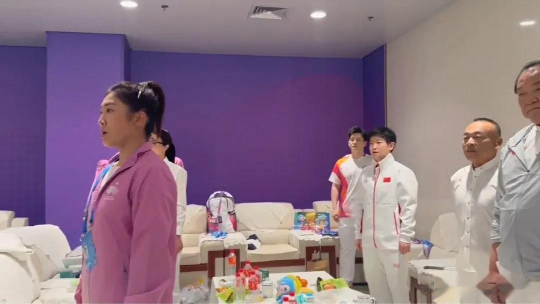 国乒成亚运会大赢家：孙颖莎樊振东候场画面曝光，能进这屋子的都是大佬。一屋子都是为