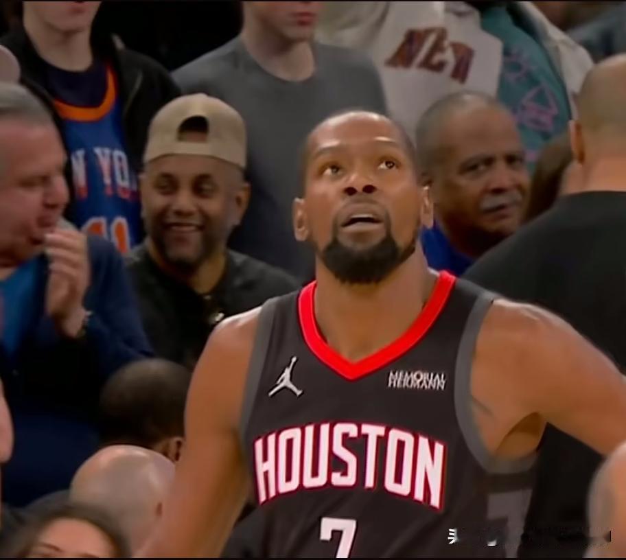 就因为最后3个失误，杜兰特就成为火箭输球罪人
今日火箭遭尼克斯18分大逆转，很多