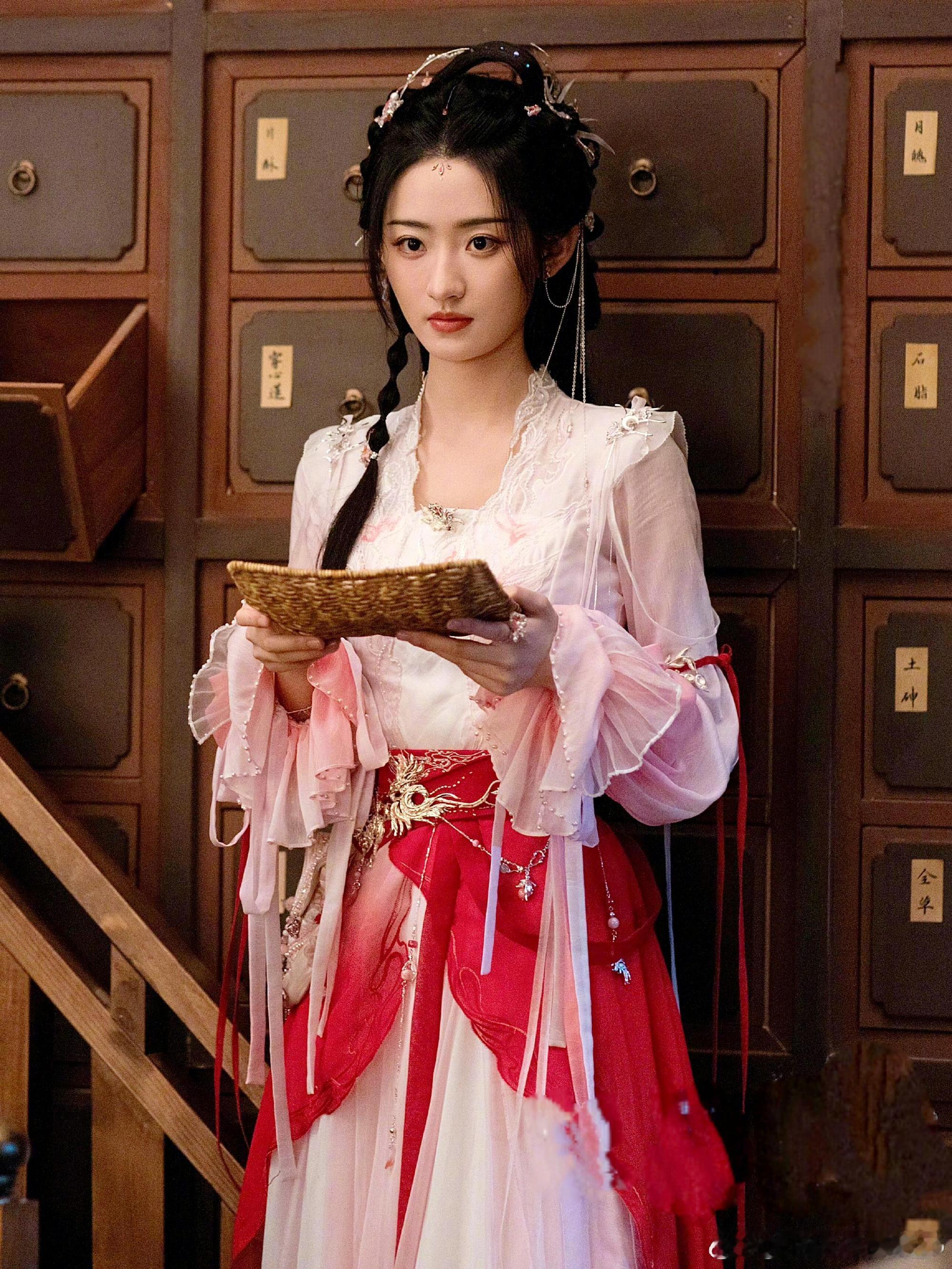 杨雨潼白鹤淮红到发黑暗河传甜妹跳舒适圈杨雨潼可塑性绝了[good][心]这眼神里