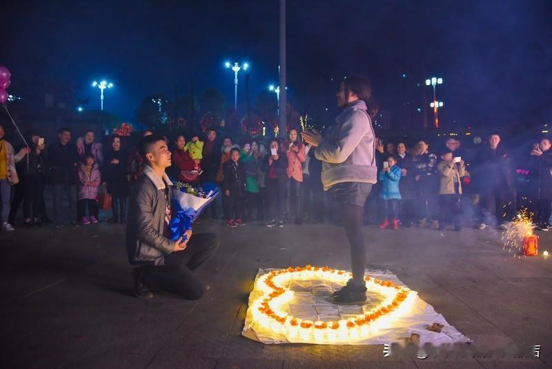 跨年晚会甜度直接拉满！舞台上又浪漫求婚又甜蜜接吻，也太戳人了吧！零点钟声敲响的瞬