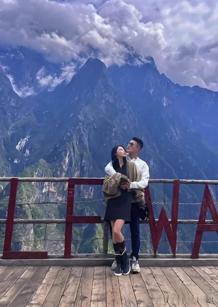 张馨予一手烂牌，打成了王炸！
她和老公结婚都7年了，
嫁给军人，真比嫁给艺人明智