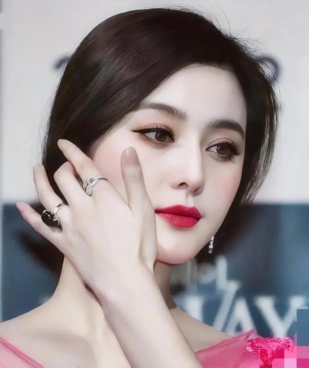 冰冰这图是曾黎的脸，自己的眼睛鼻子，刘亦菲的嘴，眼睛越来越大了，金锁时候的眼睛，