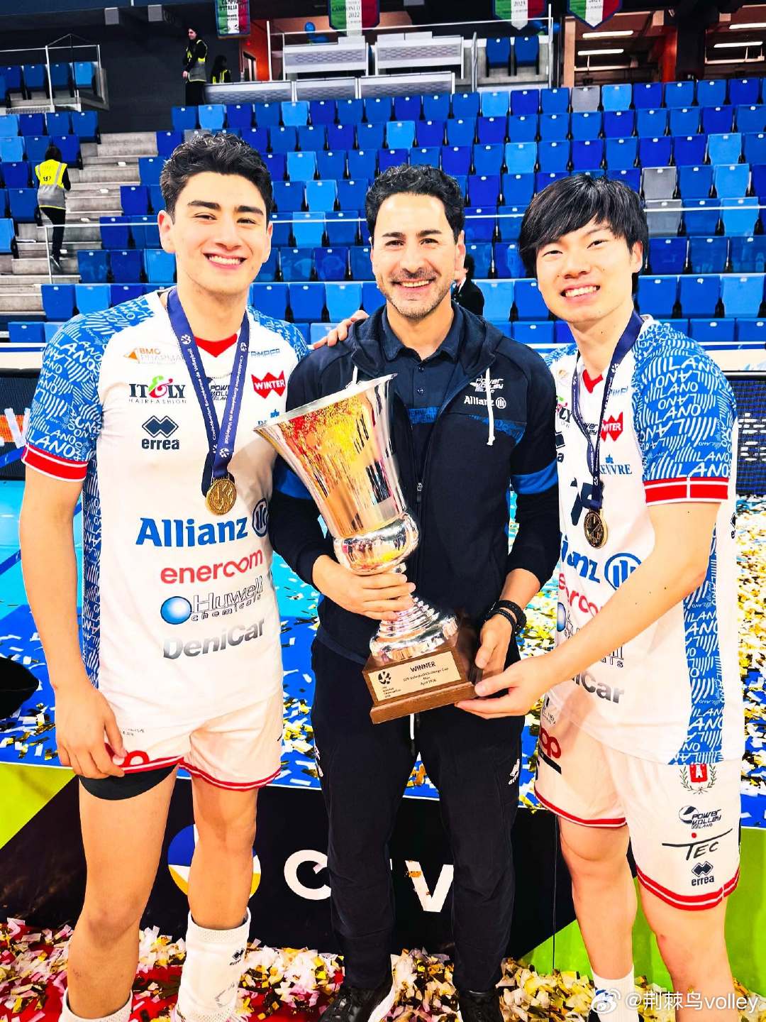 男排欧挑杯，意大利米兰3-0横扫比利时林德曼斯夺冠，日本主攻大塚达宣跟队友翔莲.