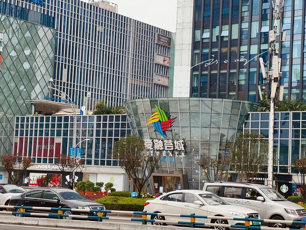 重庆冉家坝有一家热门商场，三条地铁线在此交汇，地理位置太好了？

前段时间，我和