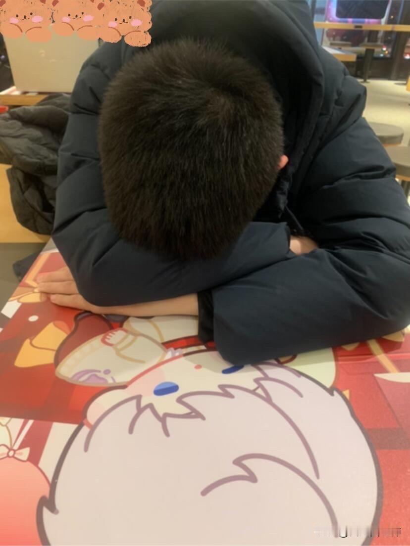 被元旦作业折磨崩溃的初三
觉得元旦应该好好玩，但是老师布置了很多作业，已经写了两